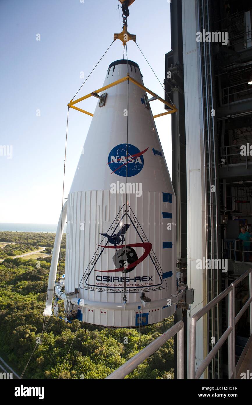 Ein Kran hebt die Raumsonde der NASA OSIRIS-REx und hisst es oben auf die Atlas V-Rakete in der vertikalen Integration Facility Startrampe in Vorbereitung für den Start auf der Cape Canaveral Air Force Station 28. August 2016 in Cape Canaveral, Florida. Stockfoto