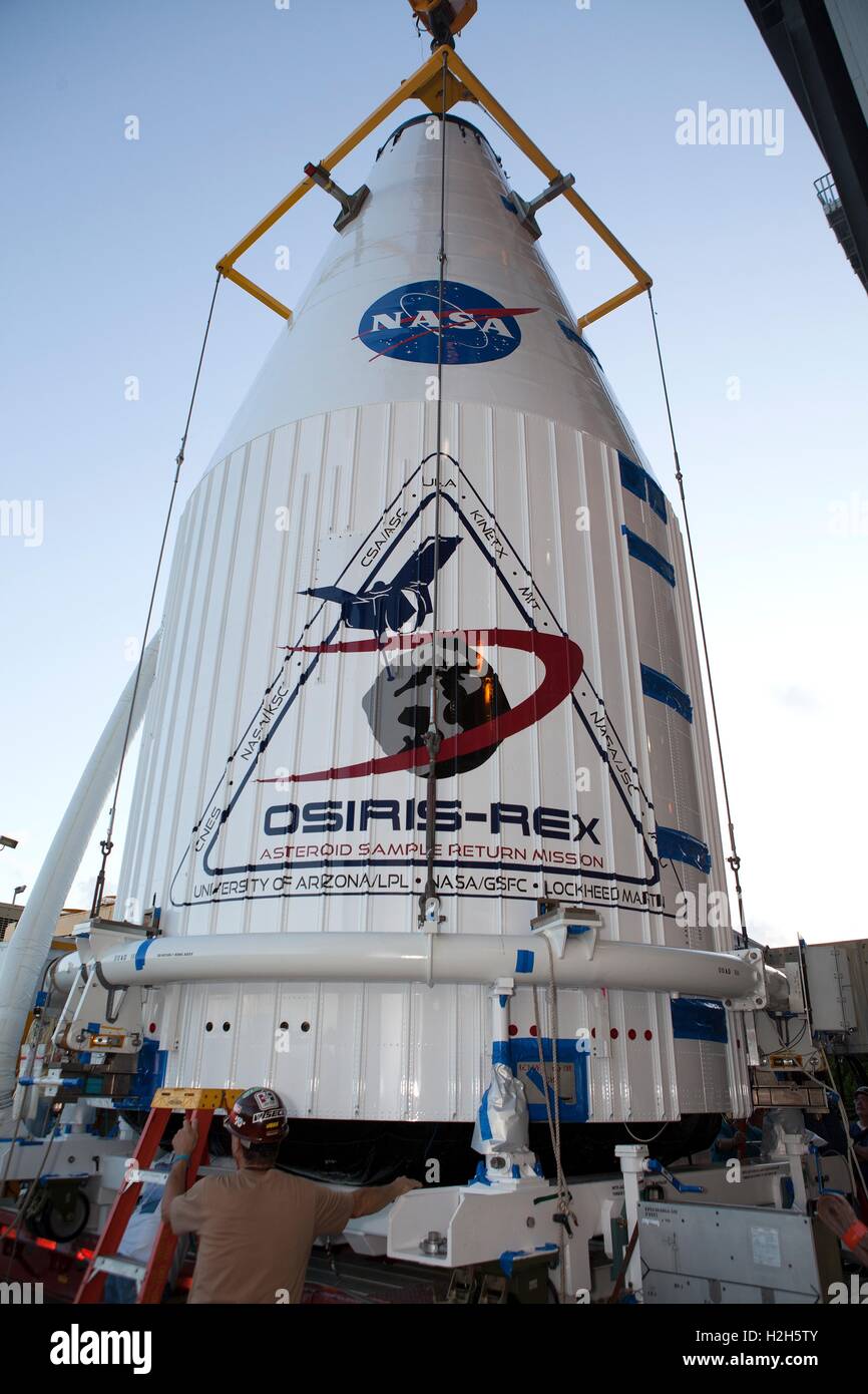 Besatzungsmitglieder transportieren die NASA OSIRIS-REx-Raumsonde, die vertikale Integration Facility Startrampe, wo es auf die Atlas V-Rakete in Vorbereitung für den Start auf der Cape Canaveral Air Force Station 28. August 2016 in Cape Canaveral, Florida sitzen wird. Stockfoto