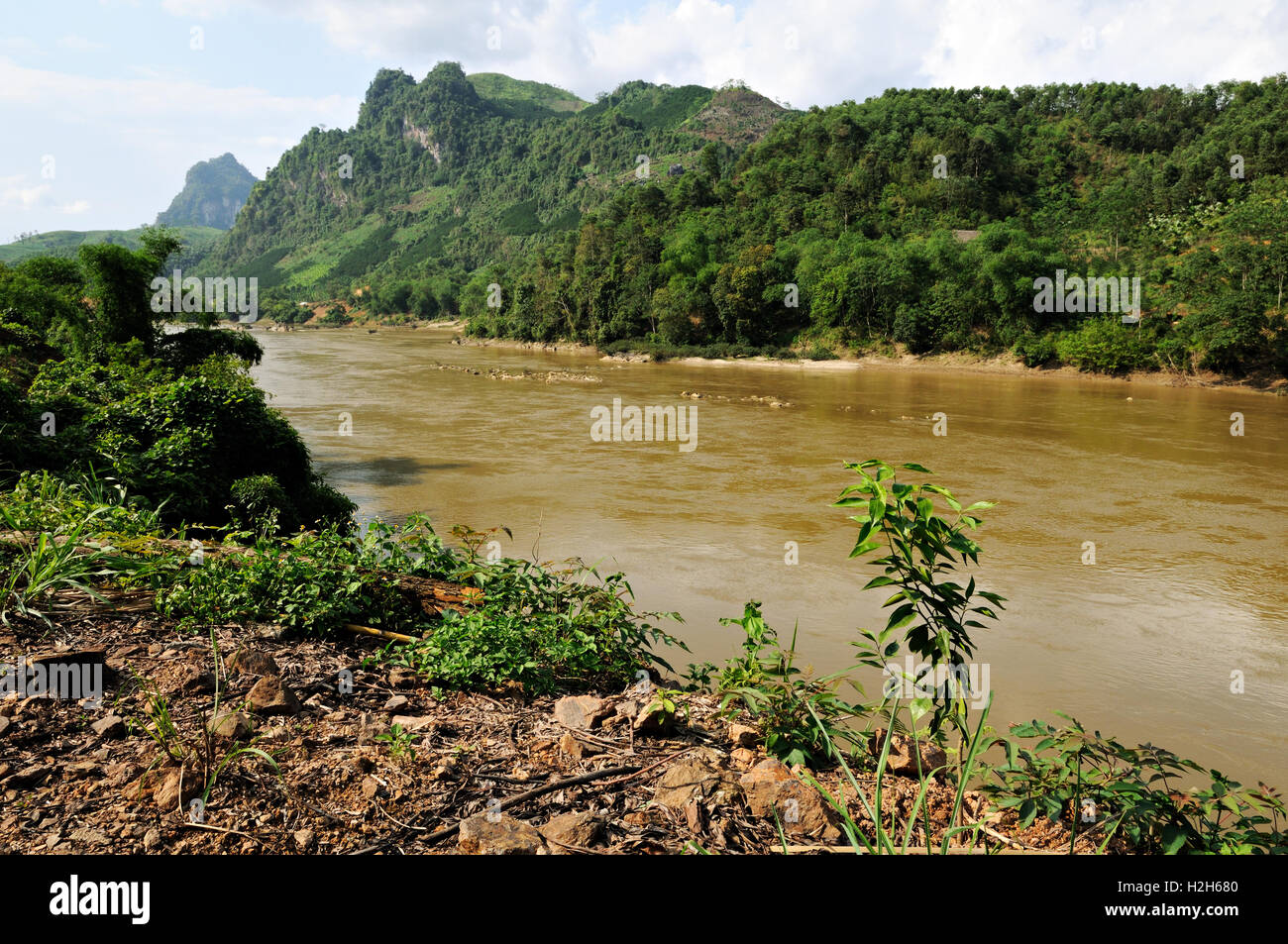 Lo (Clear-Fluss) und Berge entlang der Straße von Hanoi, Ha Giang, Nord-Vietnam Stockfoto