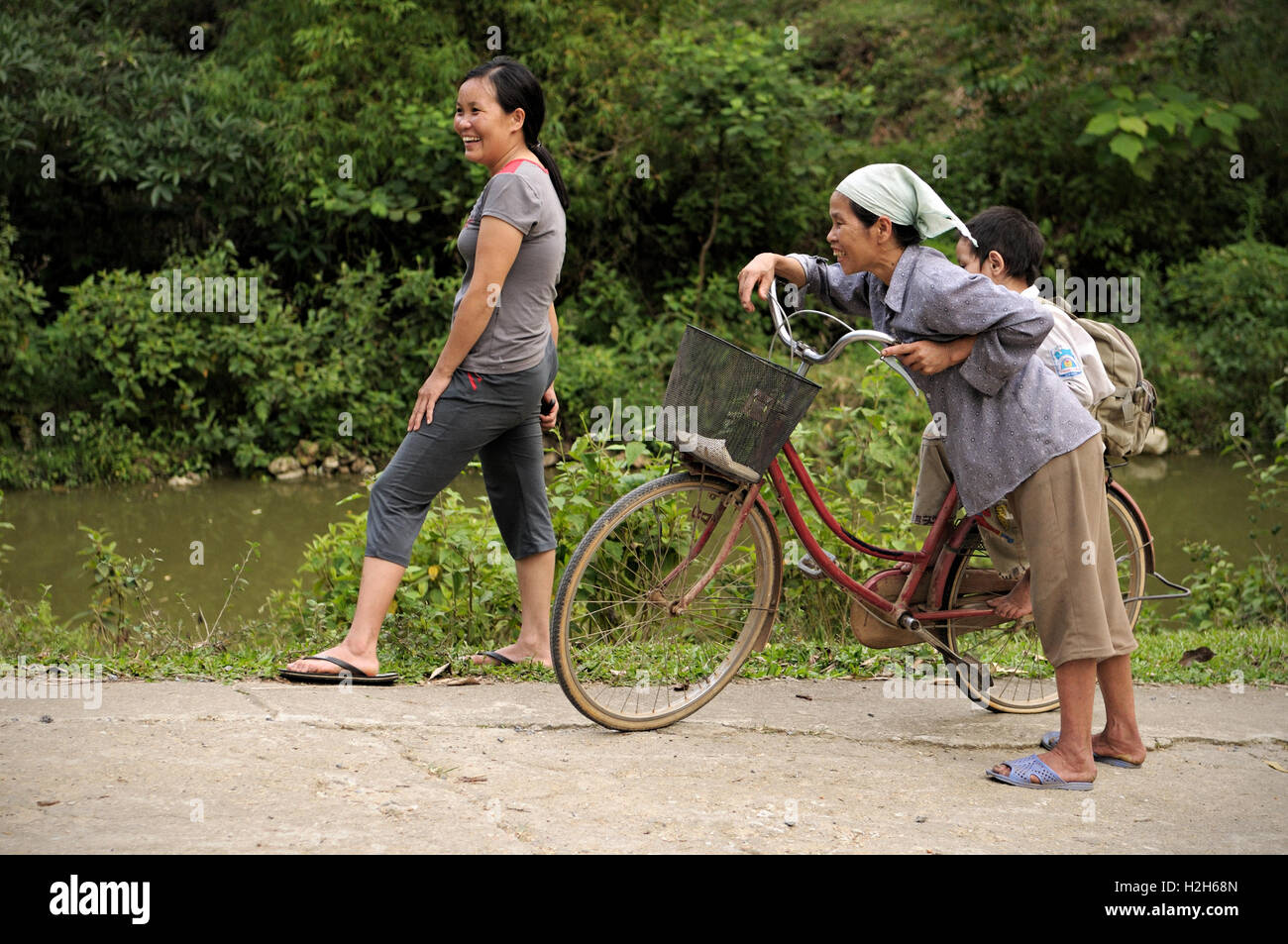 Lächelnde Frauen der Tay Minderheit in einem Dorf in der Nähe von Ha Giang, Nord-Vietnam Stockfoto