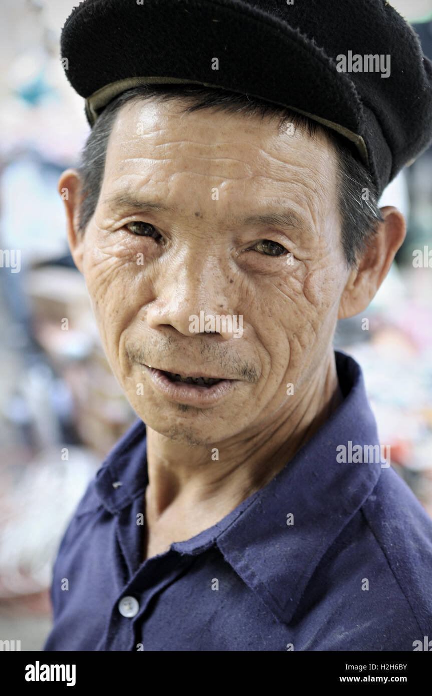 Porträt eines Mannes mit einer Mütze auf dem Quyet Tien-Markt in Ha Giang Provinz, Nord-Vietnam Stockfoto