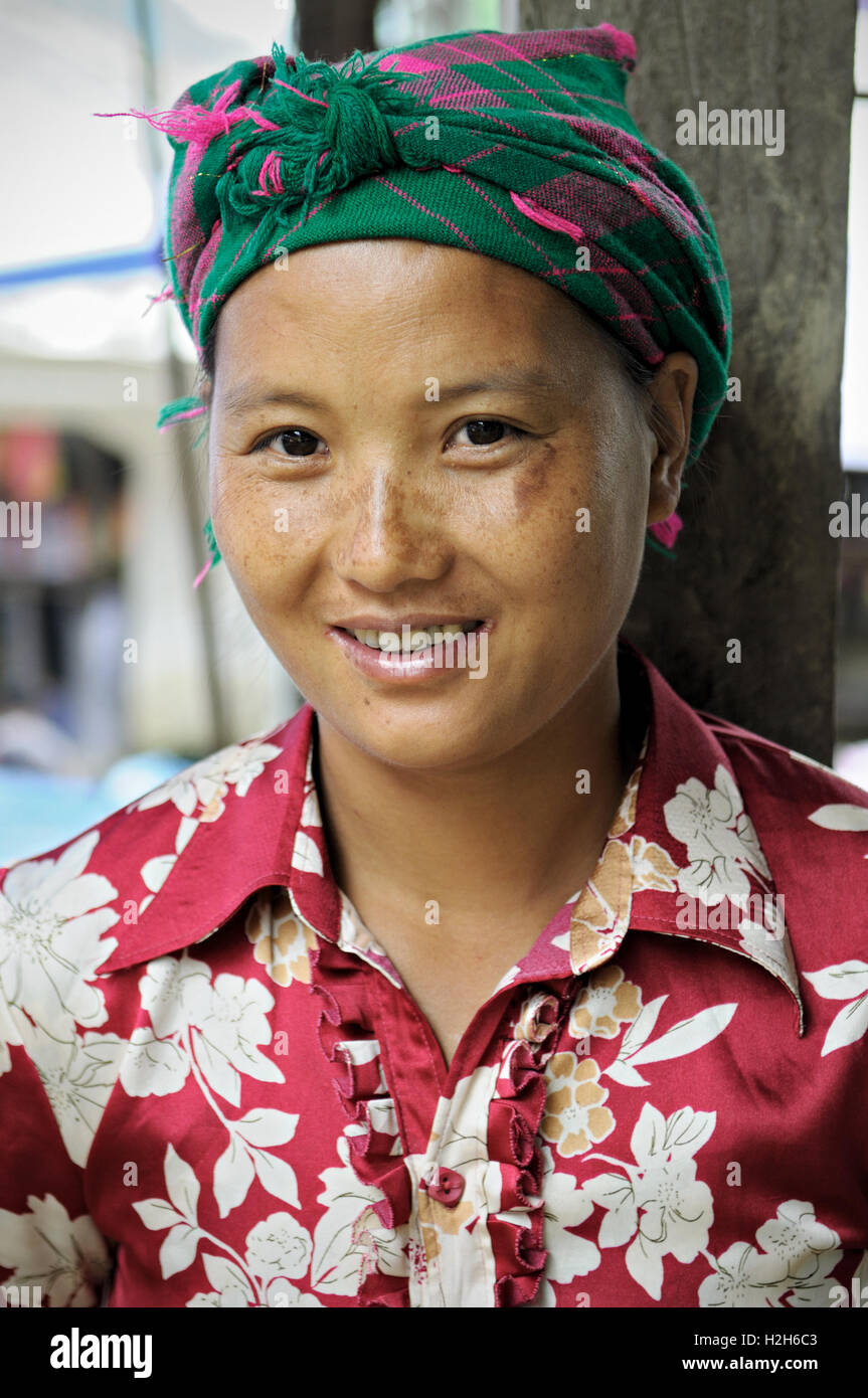 Porträt einer lächelnden Frau auf dem Markt Quyet Tien in Ha Giang Provinz, Nord-Vietnam Stockfoto