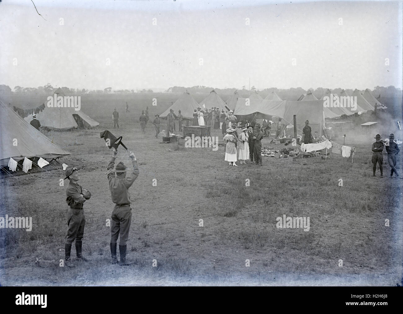 Antike ca. 1917 Foto, Army National Guard Feldlager, Ort unbekannt, aber möglicherweise Massachusetts. QUELLE: ORIGINAL FOTONEGATIV. Stockfoto