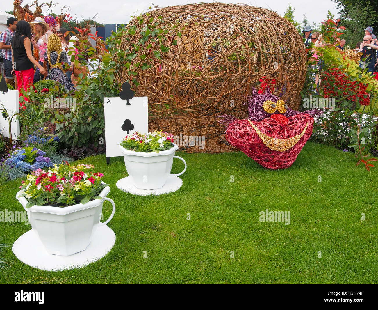 Alice im Wunderland Willow ausstellen von Twigtwisters (Willow Skulptur von Sarah Gallagher-Heyes) an Tatton Park Flower Show in Cheshire, England im Jahr 2016 Stockfoto