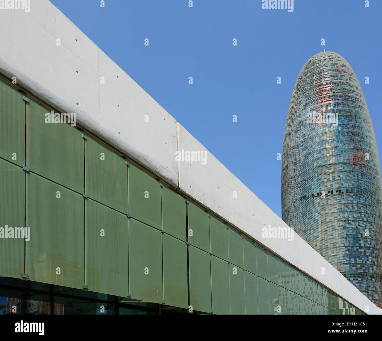 Torre (Turm) Agbar und Design Hub Barcelona (Barcelona Disseny Hub). Spanien Stockfoto