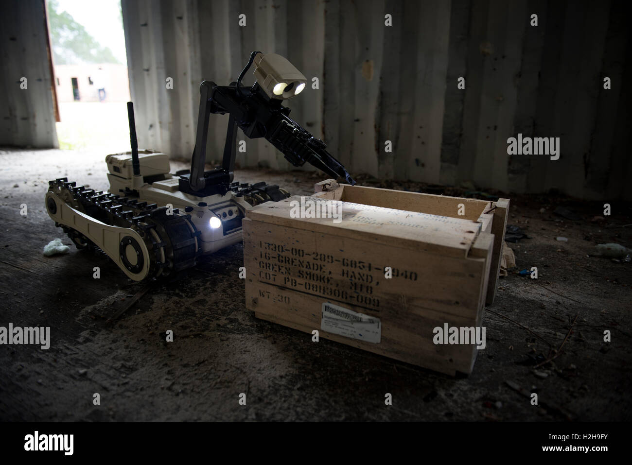 Ein ferngesteuerter Micro taktische Boden Roboter arbeitet mit einer Kamera, um das Innere der Schachtel während ein EOD Trainingsszenario auf der Tyndall Air Force Base 27. April 2016 in der Nähe von Panama City, Florida zu offenbaren. Stockfoto
