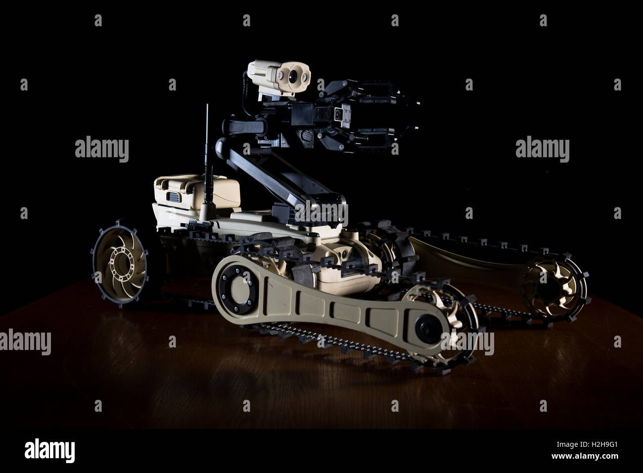 Einen ferngesteuerten Micro taktische Boden Roboter können eine Kamera verwenden, um das Innere einer Box während ein EOD Trainingsszenario auf der Tyndall Air Force Base 27. April 2016 in der Nähe von Panama City, Florida zu offenbaren. Stockfoto
