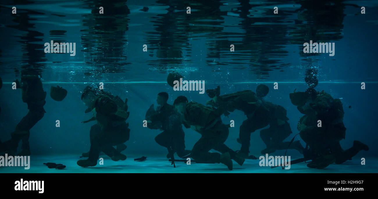 US-Marines führen einen Unterwasser-Getriebe in einem Pool zu vergießen, während eine grundlegende Qualifikation Schwimmstrecke auf der Marine Corps Air Station Cherry Point 16. März 2016 in Cherry Point, North Carolina. Stockfoto