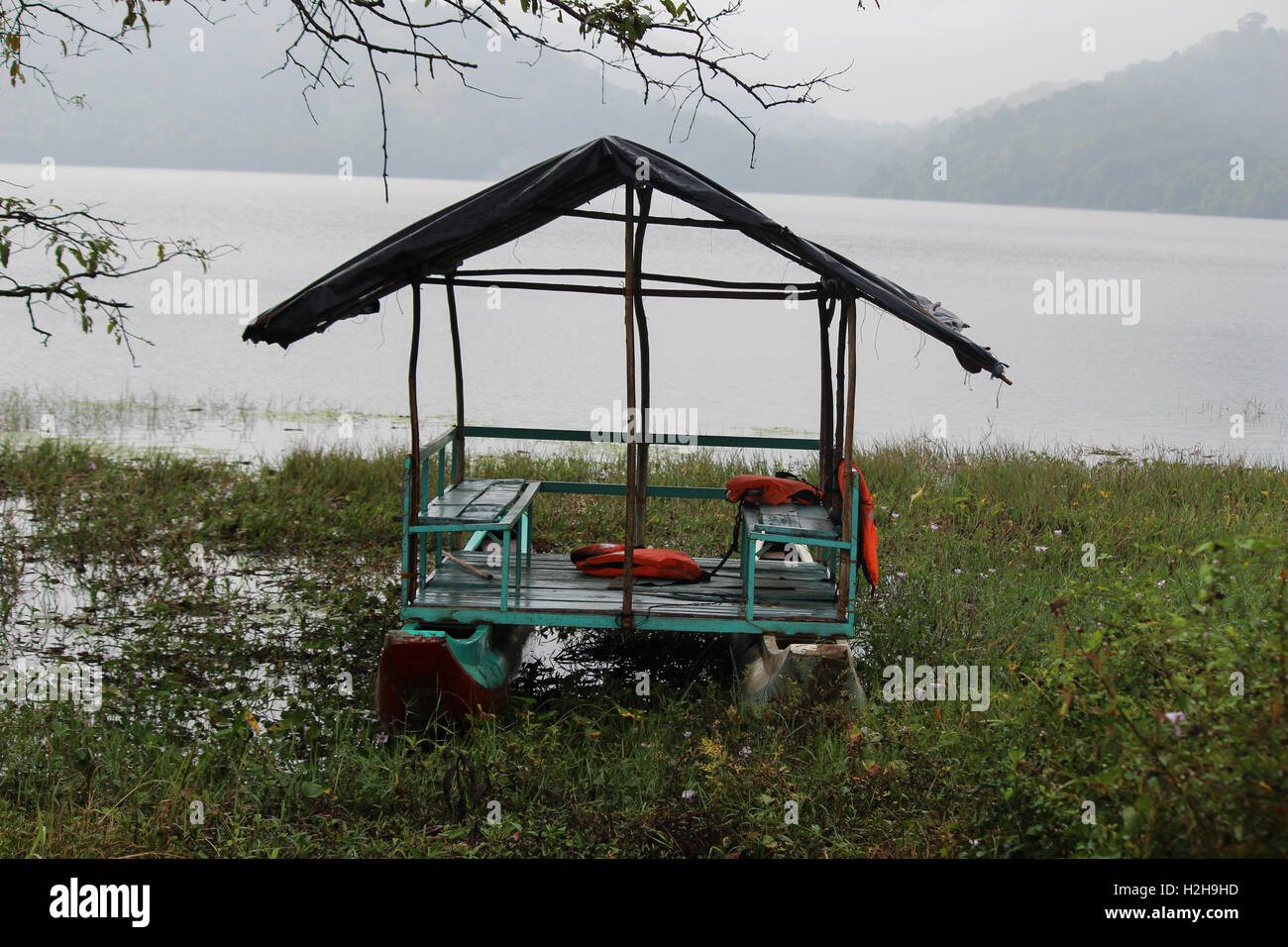 Überdachten Floß am See, Sri Lanka Stockfoto