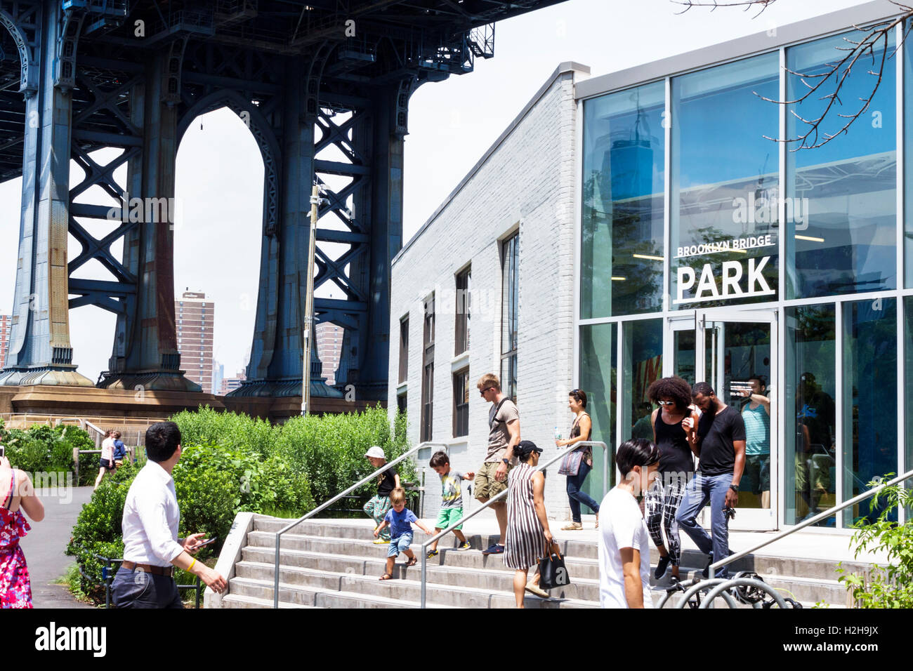 New York City, NY NYC Brooklyn, Dumbo, Brooklyn Bridge Parkal Bildungsgebäude, Außenansicht, schwarzer Erwachsener, Erwachsene, Mann, Männer, Frau, Frauen, Junge, Jungen, Kind Stockfoto