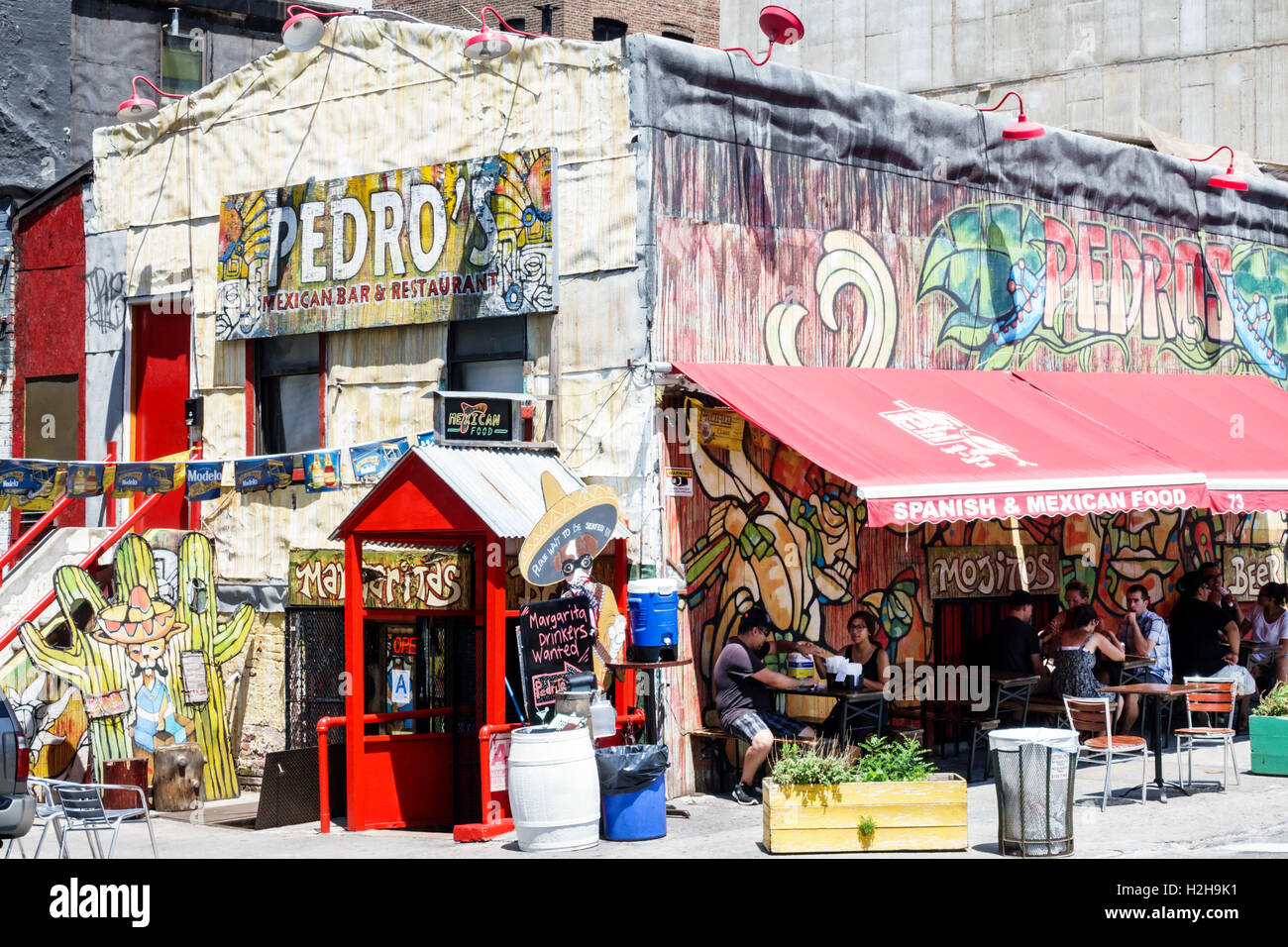 New York City, NY NYC Brooklyn, Dumbo, Front Street, Pedro's Mexican Bar & Restaurant, außen, Graffiti-Kunst, außen, Essen im Freien, Schild, Holzschnitt, Stockfoto