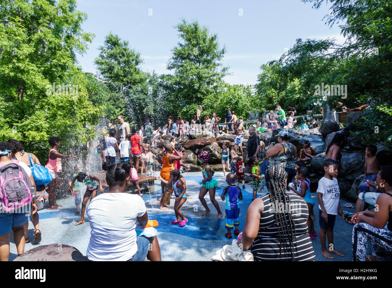 New York City, NY NYC Brooklyn, Brooklyn Bridge Park Pier 6, öffentlicher Park, Wasserlabor, Wasserpark, Spielplatz, Schwarz, Erwachsene Erwachsene, Frau, Frauen, Männer, ma Stockfoto