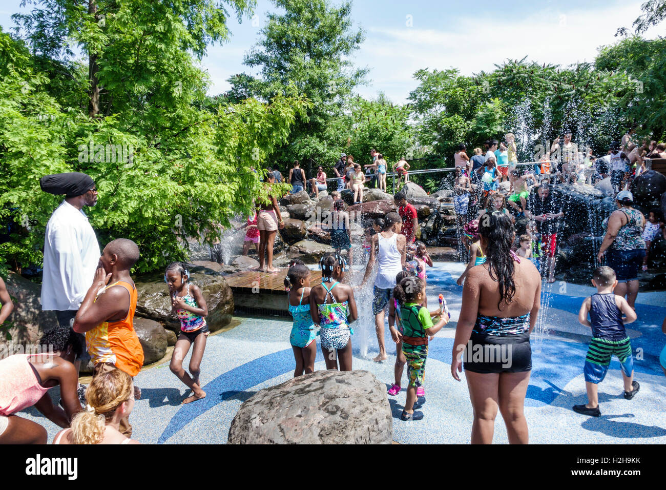 New York City, NY NYC, Brooklyn, Brooklyn Bridge Park Pier 6, öffentlicher Park, Wasserlabor, Wasserpark, Spielplatz, Schwarze Schwarze Afrikaner, ethnische Minderheit, Anzeige Stockfoto