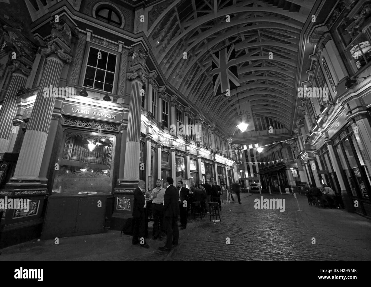 Leadenhall Market in der Nacht, City Of London, England, UK - Panorama s/w Stockfoto