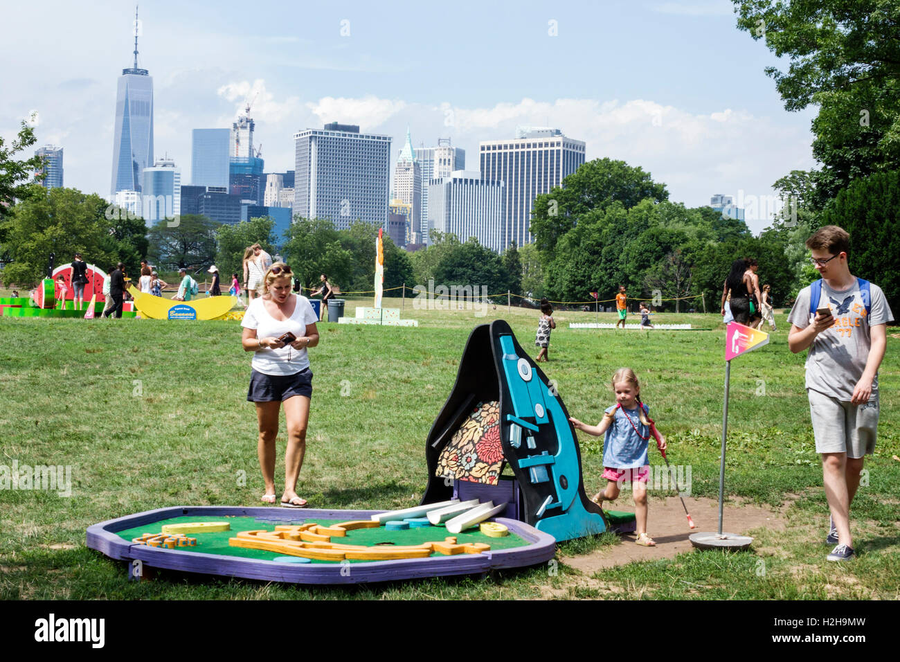 New York City, NY NYC, New York Harbor, Governors Island, City of Water Day, Hafenfest, Familienfamilien Eltern Eltern Kinder, Feier, Feierstunde Stockfoto