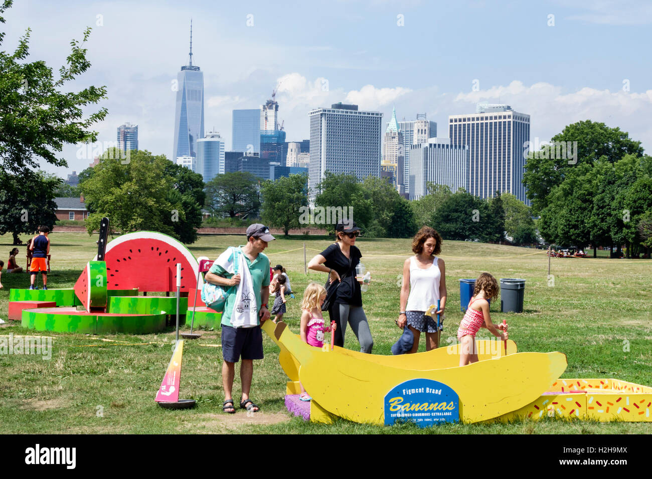 New York City, NY NYC New York Harbor, Governors Island, City of Water Day, Hafenfest, Familie Familien Eltern Eltern Kinder Figment mini-gol Stockfoto