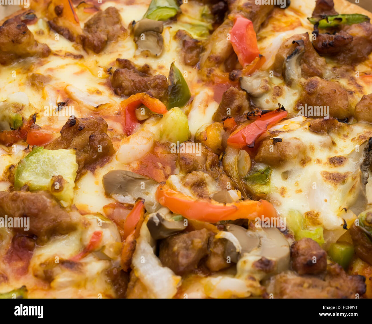 Pizza in das Pizzablech aus Holz gedreht Stockfoto