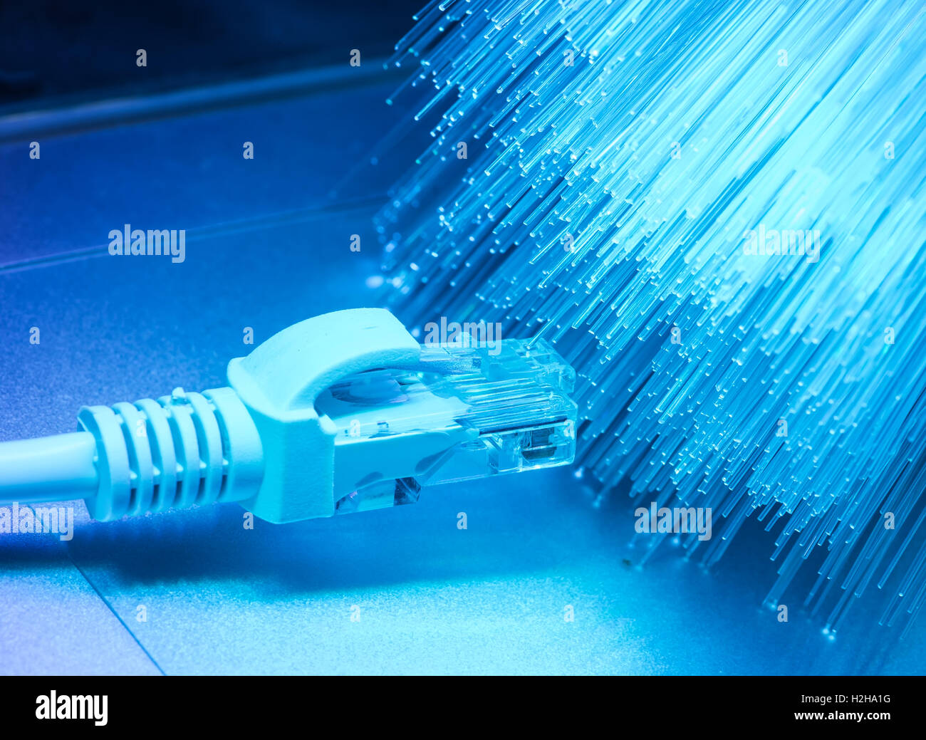 Netzwerkkabel mit High-tech-Technologie Farbe Hintergrund Stockfoto