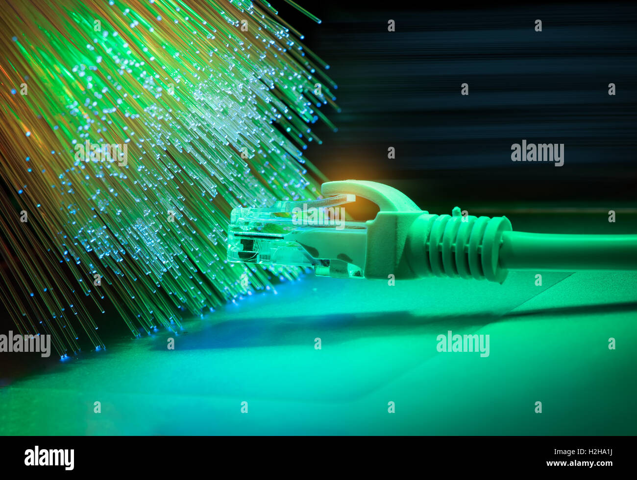 Netzwerkkabel mit High-tech-Technologie Farbe Hintergrund Stockfoto