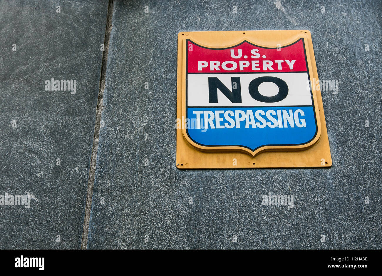 "US-Eigentum - keine Trespassing" melden Sie sich an einer Wand von einem US Mail Bürostandort in Manhattan. Stockfoto