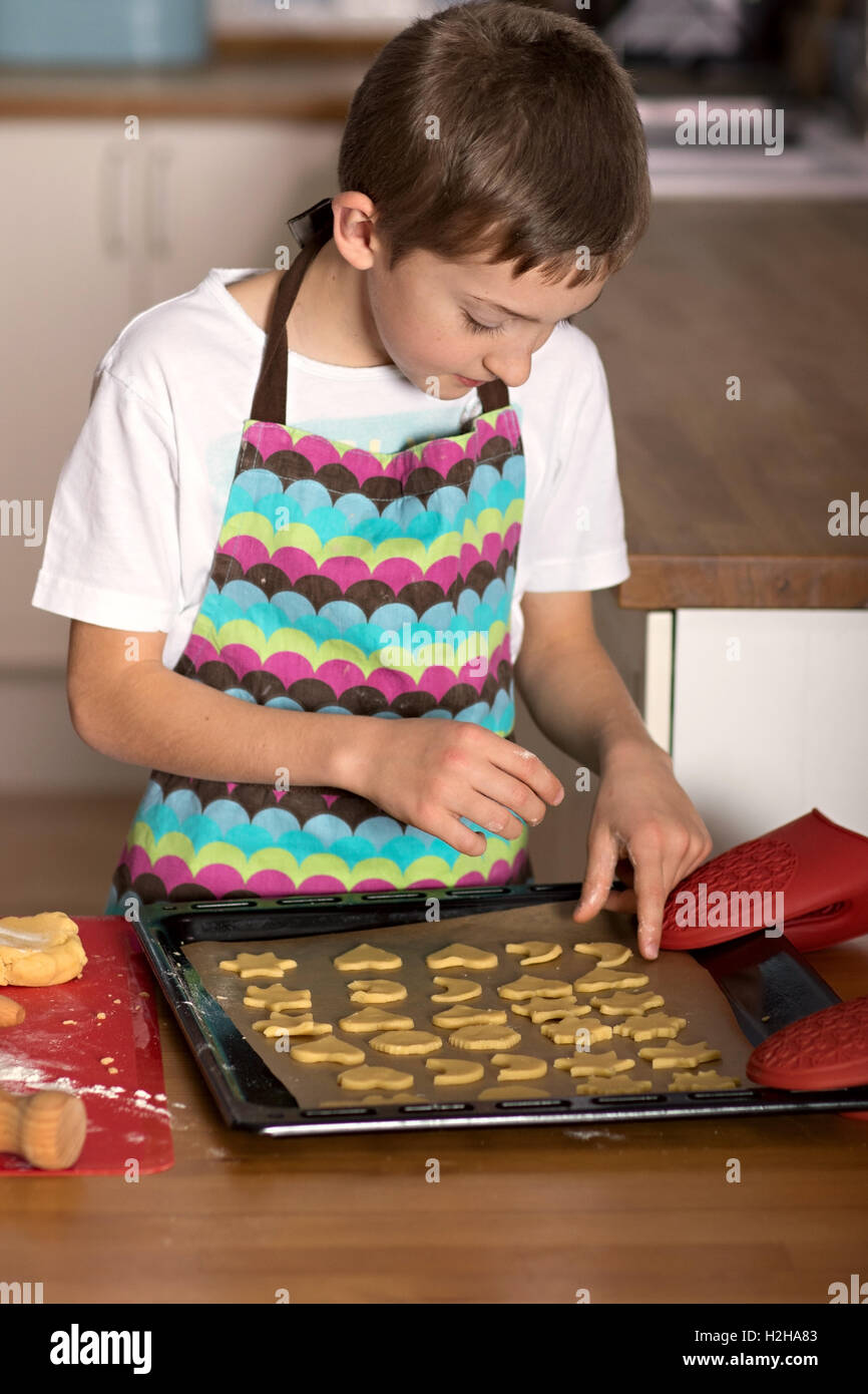 Junge Schnittformen der Verknüpfung Backwaren Herstellung Kekse Stockfoto
