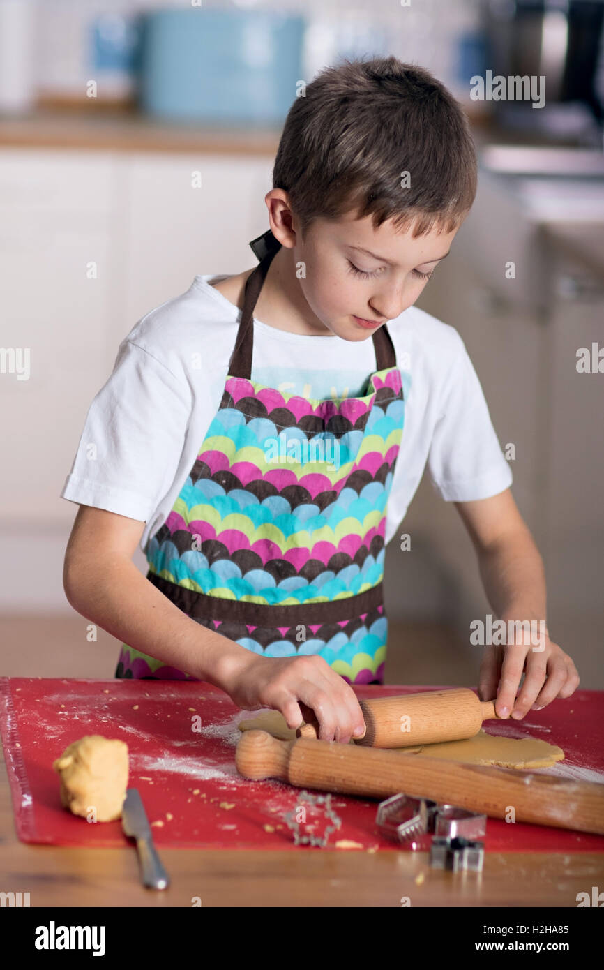 Junge Schnittformen der Verknüpfung Backwaren Herstellung Kekse Stockfoto