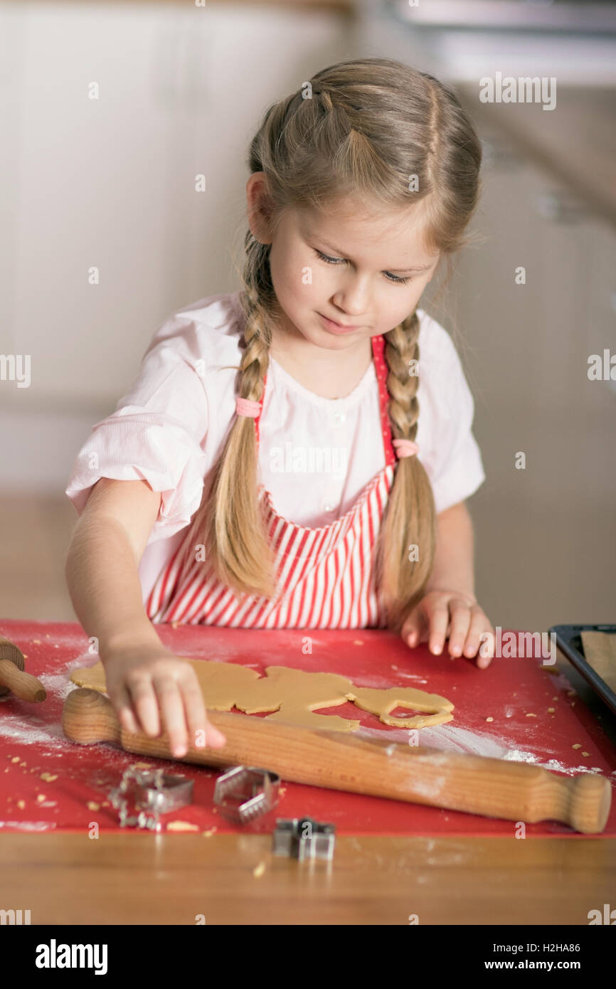 Mädchen schneiden Formen der Verknüpfung Backwaren Herstellung Kekse Stockfoto