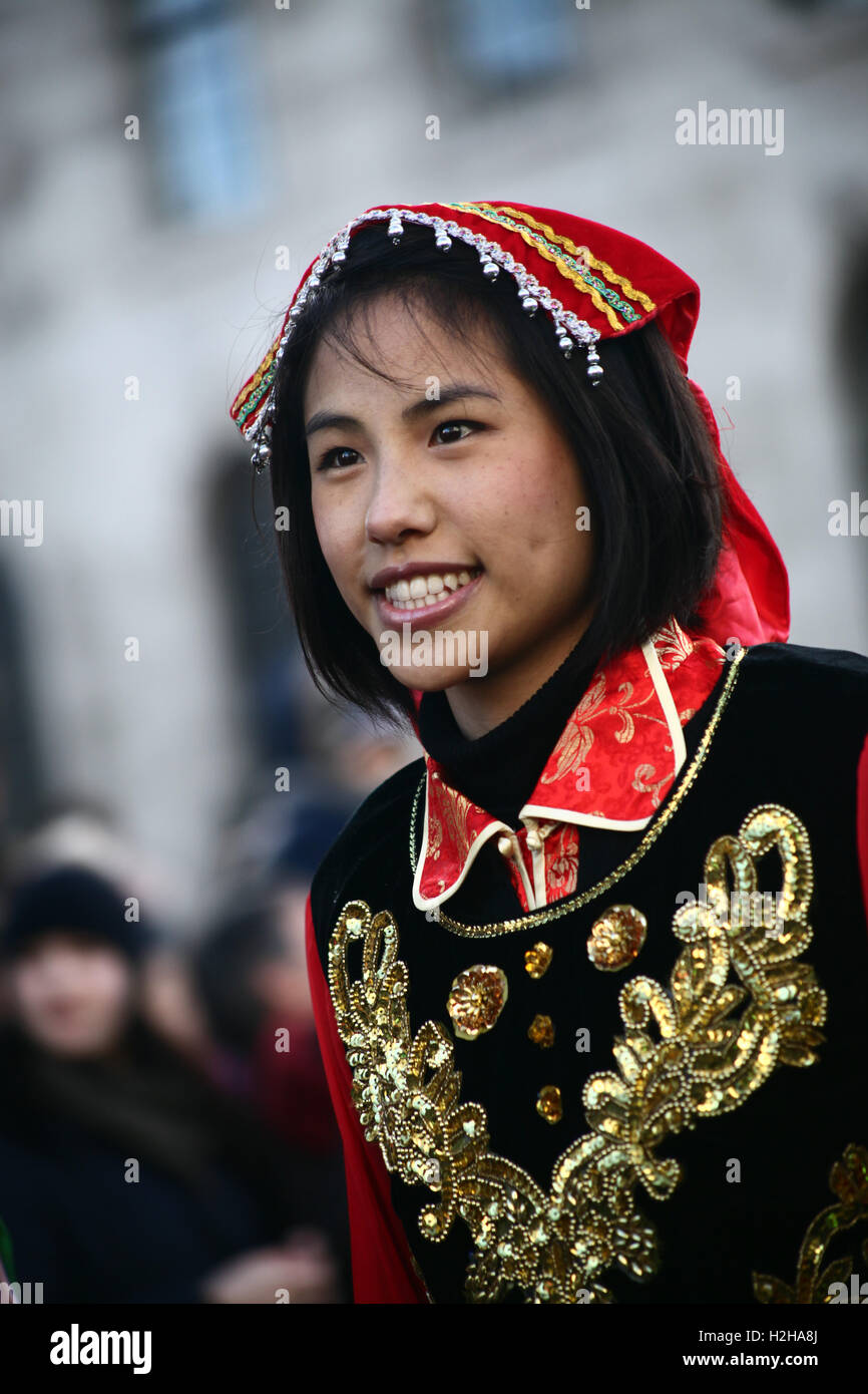 Mädchen gekleidet in traditionellen chinesischen Tracht während der chinesischen Neujahrsparade, London, UK. Stockfoto