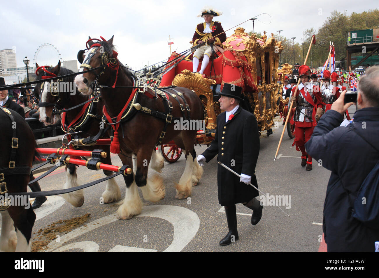 Der Oberbürgermeister fährt in die Kutsche während des Lord Bürgermeisters Show, London, UK. Stockfoto