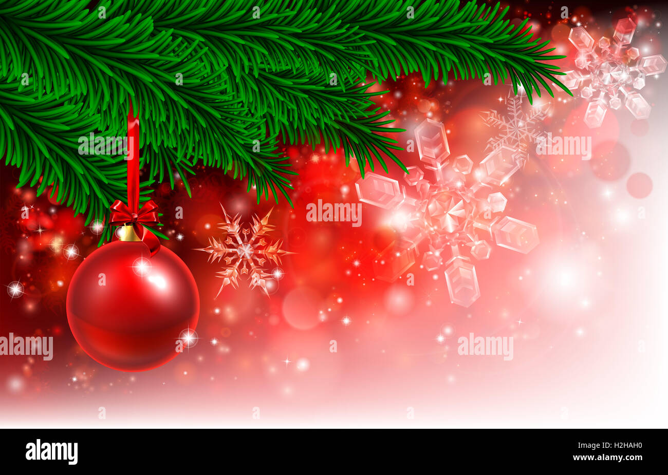 Eine rote Kugel Dekoration Weihnachtsschmuck hängen von einem Baum mit Schneeflocken Hintergrund Stockfoto