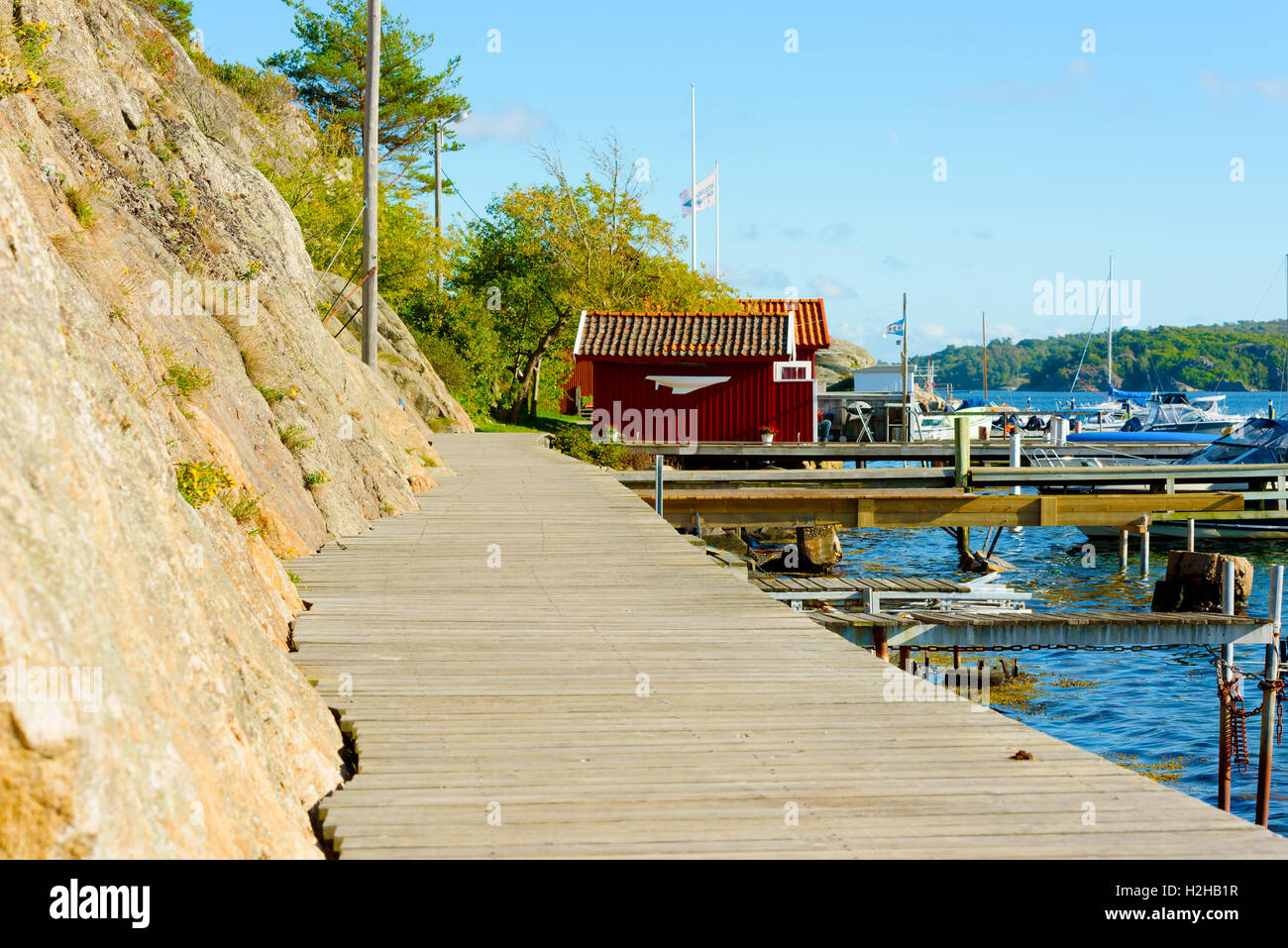 Nosund, Schweden - 9. September 2016: Jeden Tag Dokumentation über die Küstenpromenade umgeben von steilen Klippen und Marina. Stockfoto