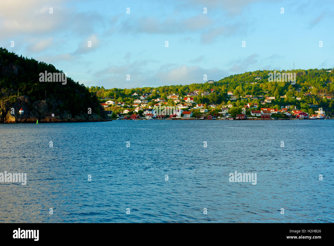 Die norwegische Stadt Sponvika wie im späten Nachmittag von der schwedischen Seite des Fjordes. Stockfoto