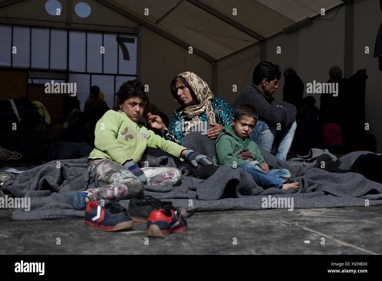Eine Frau mit ihren Kindern sitzen in einem Zelt in einem Flüchtlingslager an der nördlichen griechischen Dorf Idomeni an der griechischen mazedonischen Grenze. Tausende von Flüchtlingen und Migranten saßen monatelang an der griechischen mazedonischen Grenze, im Flüchtlingslager in der Nähe des Dorfes Idomeni, bis die griechische Regierung beschlossen, das Gebiet zu evakuieren. Stockfoto