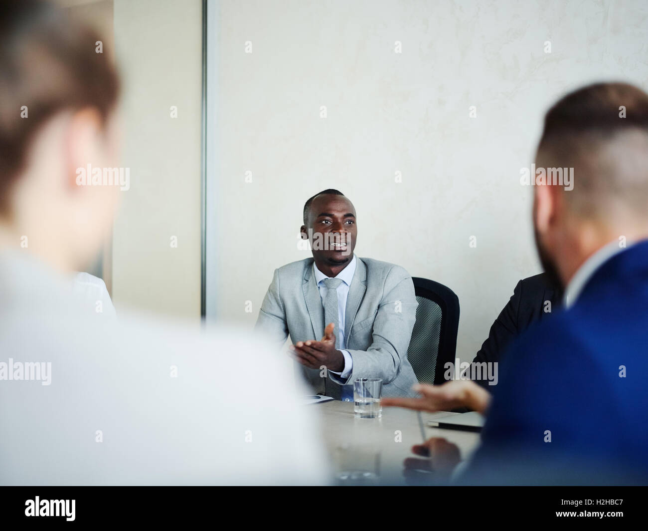 Unternehmen kompetente Beratung junge Kolleginnen und Kollegen bei briefing Stockfoto