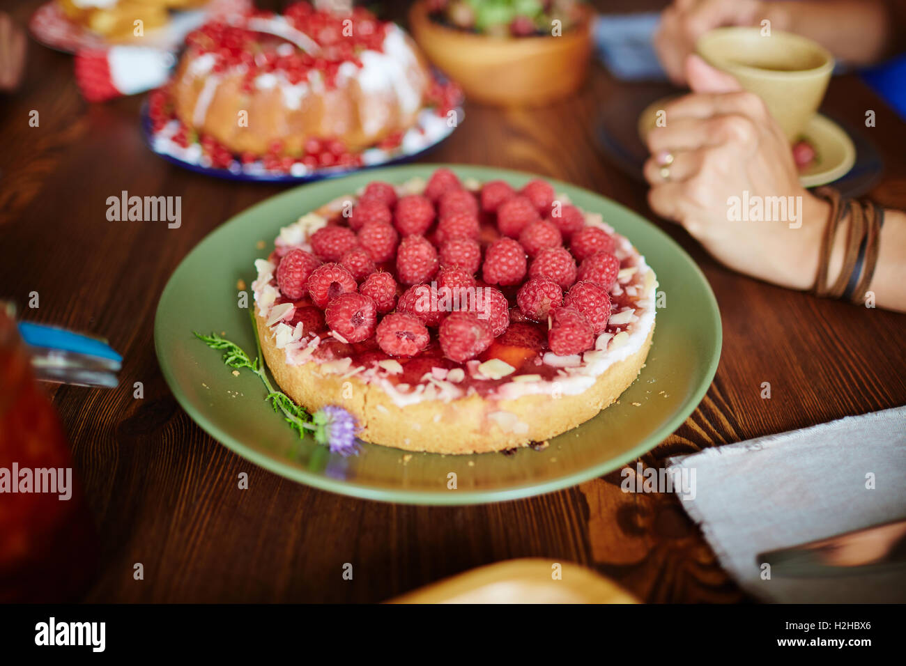 Leckere Kuchen mit frischen Himbeeren auf Platte dekoriert Stockfoto
