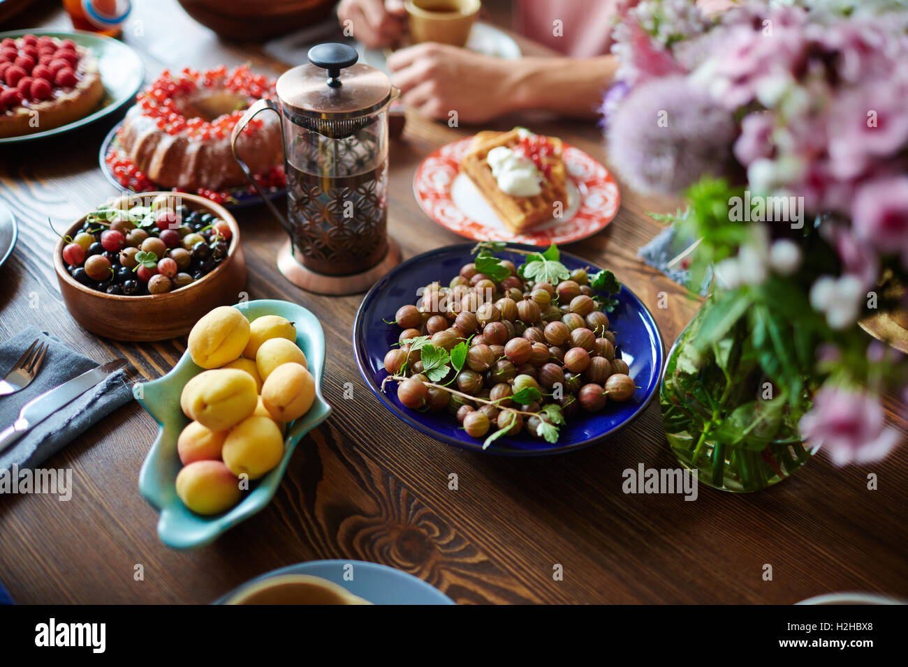 Frische Beeren, Aprikosen und anderes Essen am Tisch serviert Stockfoto
