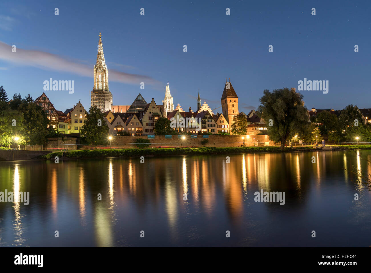 Stadtbild mit Donau und das Ulmer Münster in der Abenddämmerung, Ulm, Baden-Württemberg, Deutschland, Europa Stockfoto