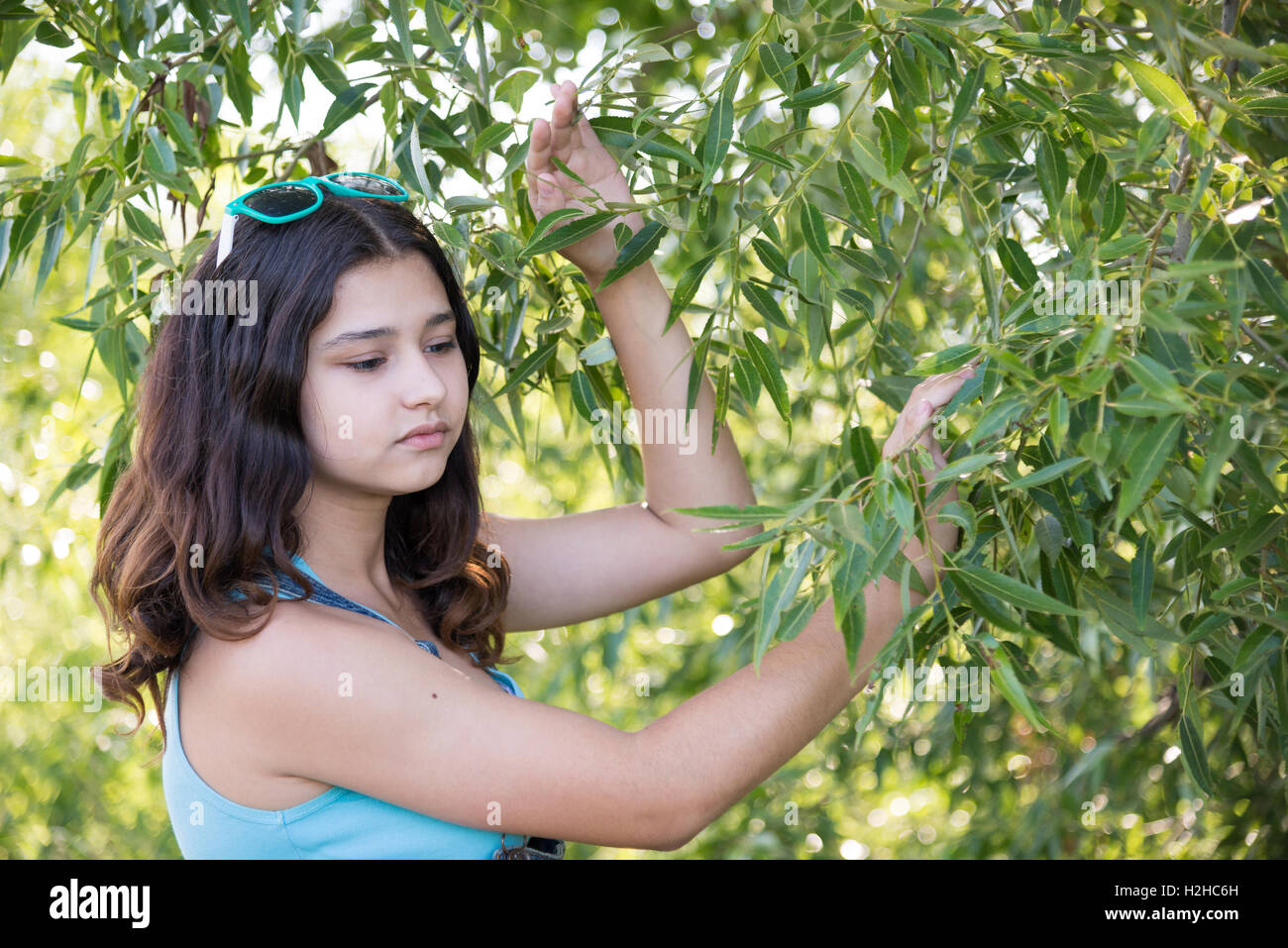 Porträt von Teen Mädchen träumt in der Natur Stockfoto