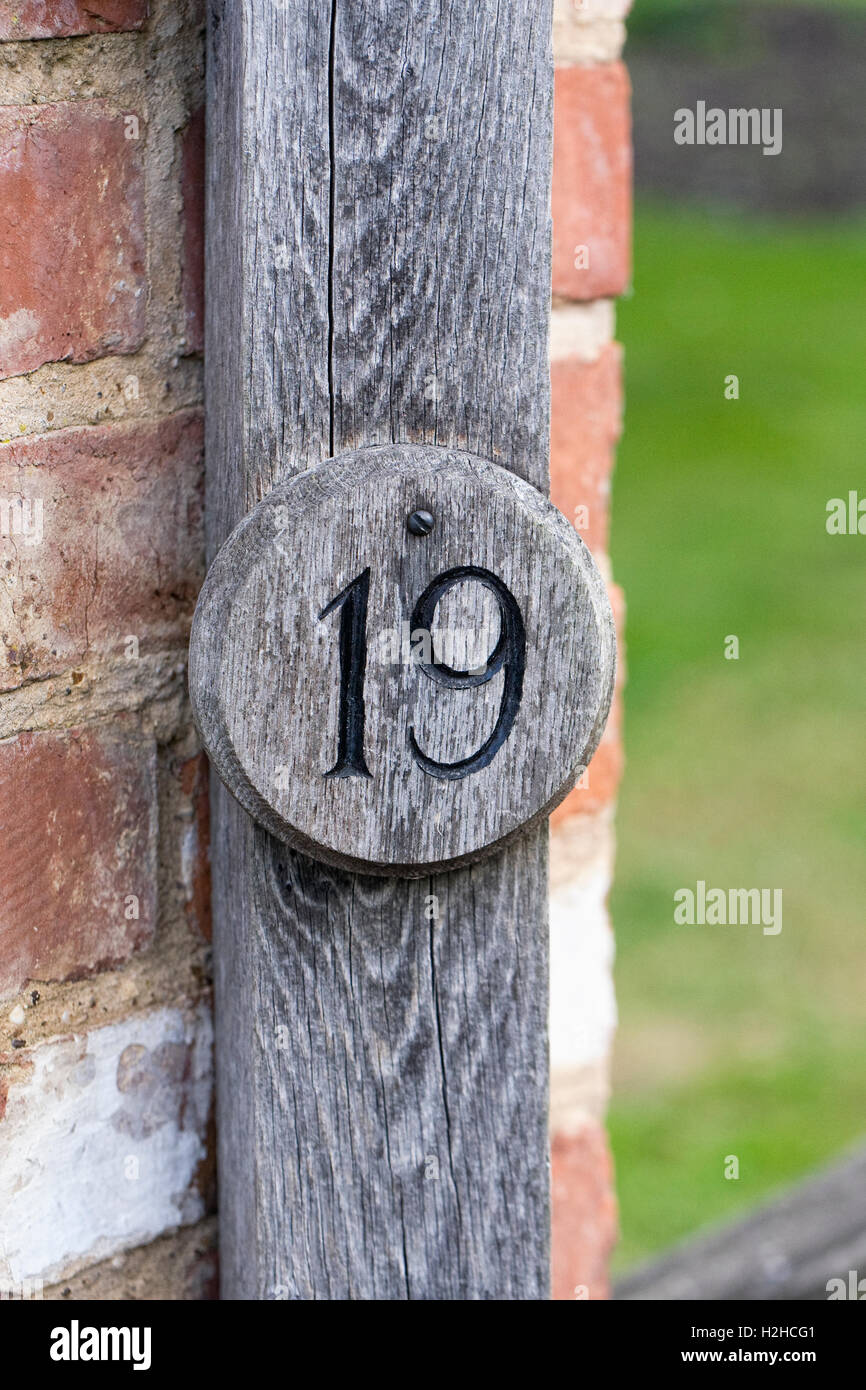 Die Zahl 19 mit einer Mauer befestigt Stockfotografie Alamy