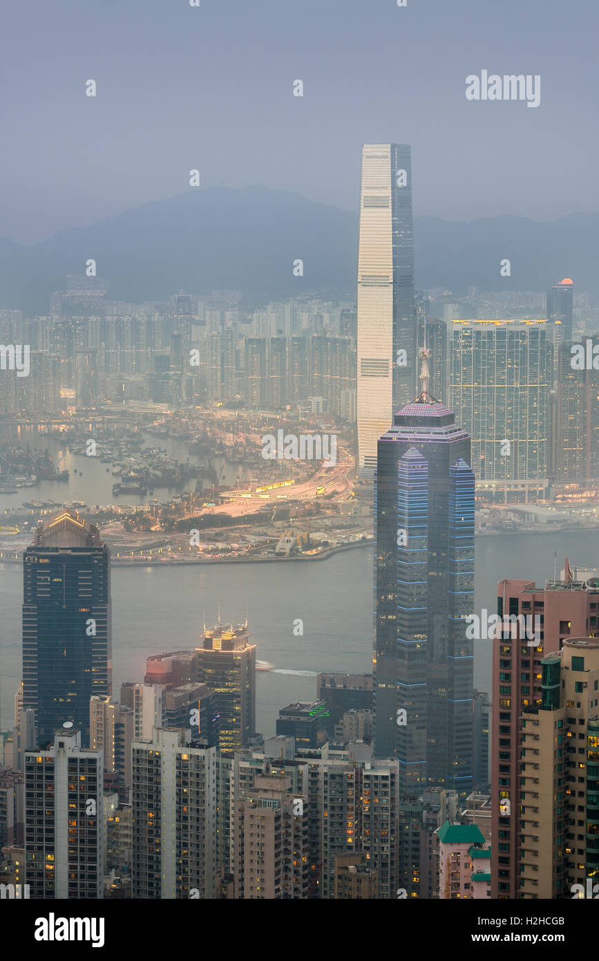 Blick über Hong Kong vom Victoria Peak, ICC und die Skyline von Central sitzt unterhalb der Peak in der Abenddämmerung, Hong Kong, China Stockfoto
