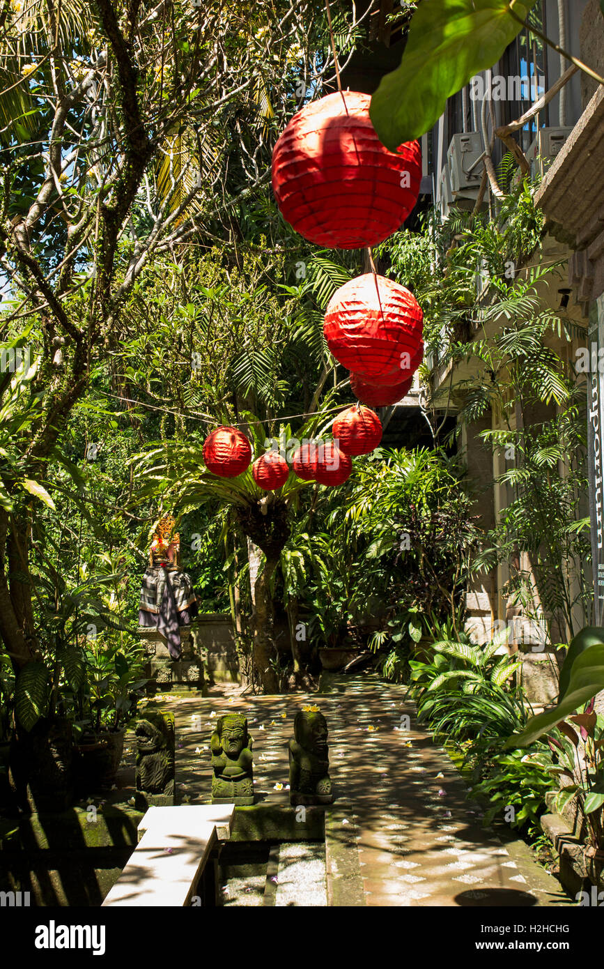 Indonesien, Bali, Ubud, Sayan, Taman Bebek resort, rote Laterne Dekoration für Galangan festival Stockfoto