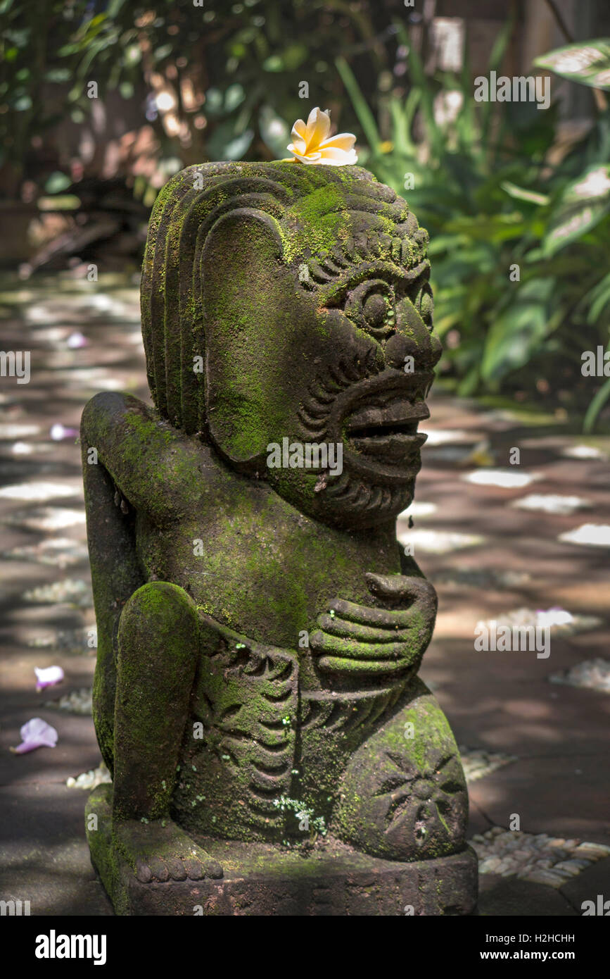 Sayan, Taman Bebek Resort, Ubud, Bali, Indonesien geschnitzt Steinfigur im Garten Stockfoto