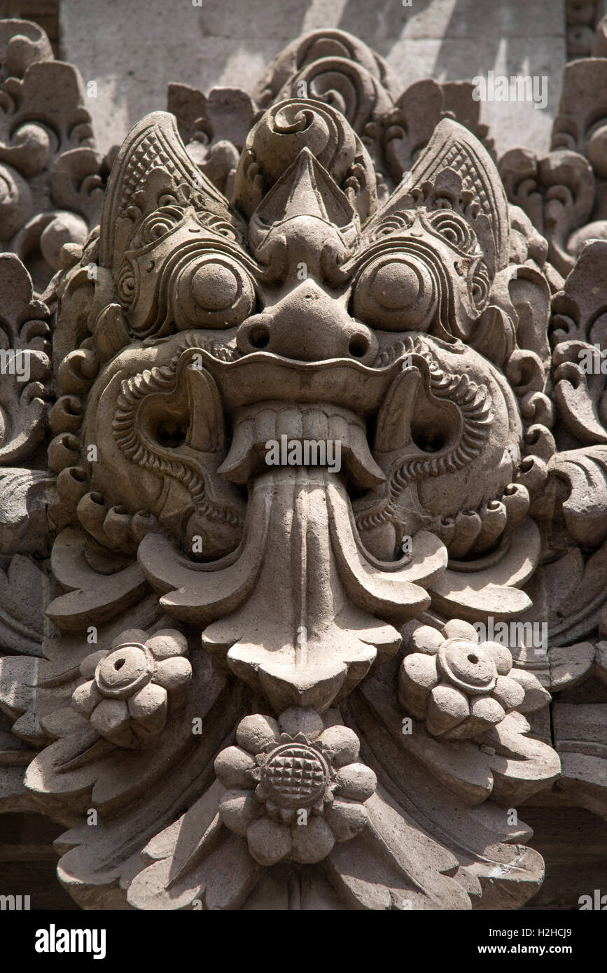 Indonesien, Bali, Ubud, Handwerk, geschnitzten Stein Barong Kopf mit offenem, Mund auf Tempel Stockfoto