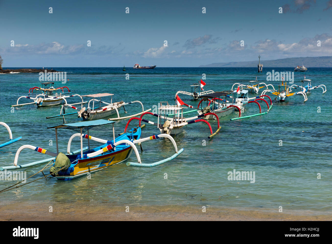 Indonesien, Bali, Padangbai, traditionell bemalten Fischerboote vor Anker in der Bucht Stockfoto