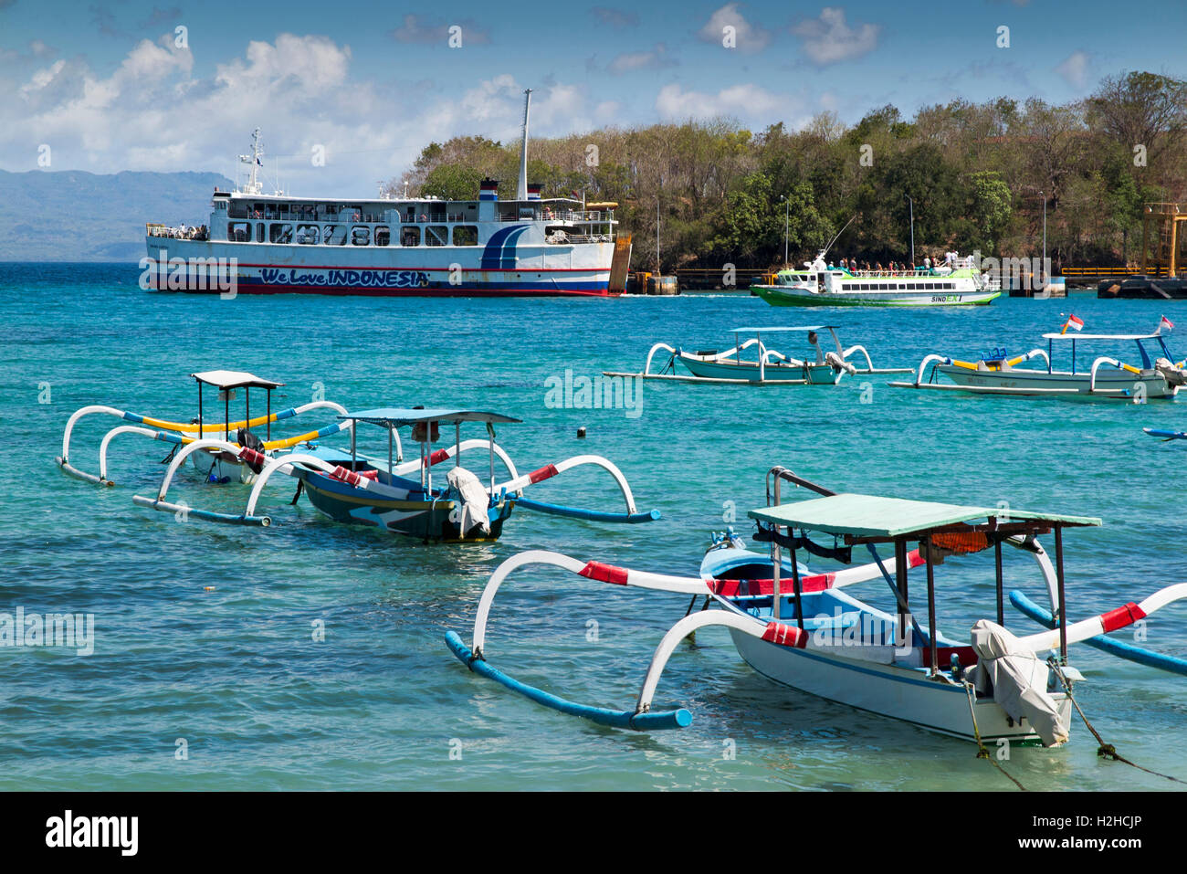 Indonesien, Bali, Padangbai, Lombok-Passagier-Fähre verlassen Steg Vergangenheit traditionell bemalten Fischerboote Stockfoto