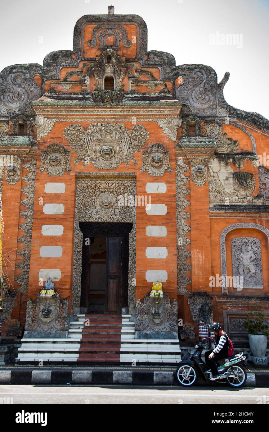 Indonesien, Bali, Semarapura, (Klungkung), Jalan Untung Surapati dekoriert Kantor Pemerintahan Kabupaten Tür Stockfoto