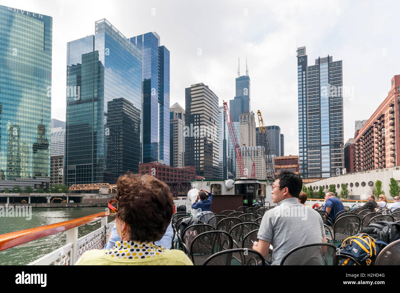 Touristen auf einem Chicago Architecture Foundation Architekturfotografie Kreuzfahrt entlang des Chicago River. Stockfoto