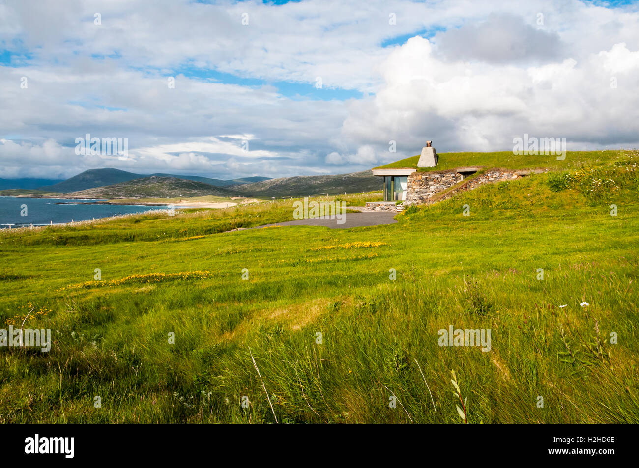 Flache Rasen gedeckte Haus am Scarista auf der Isle of Harris, mit Blick auf z. & Sound Harris in den äußeren Hebriden. Stockfoto
