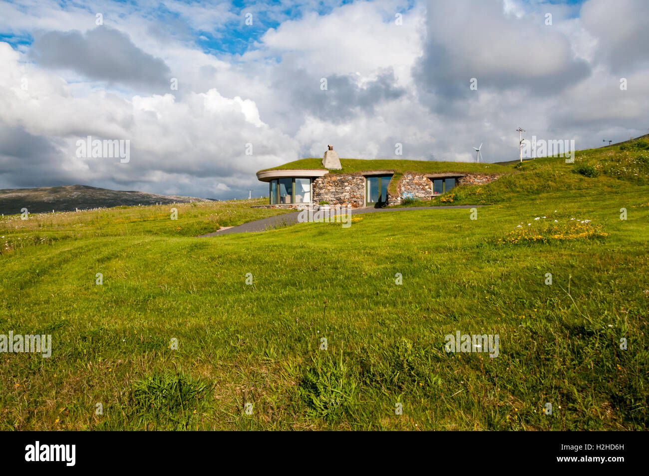 Flache Rasen gedeckte Haus am Scarista auf der Isle of Harris, mit Blick auf z. & Sound Harris in den äußeren Hebriden. Stockfoto