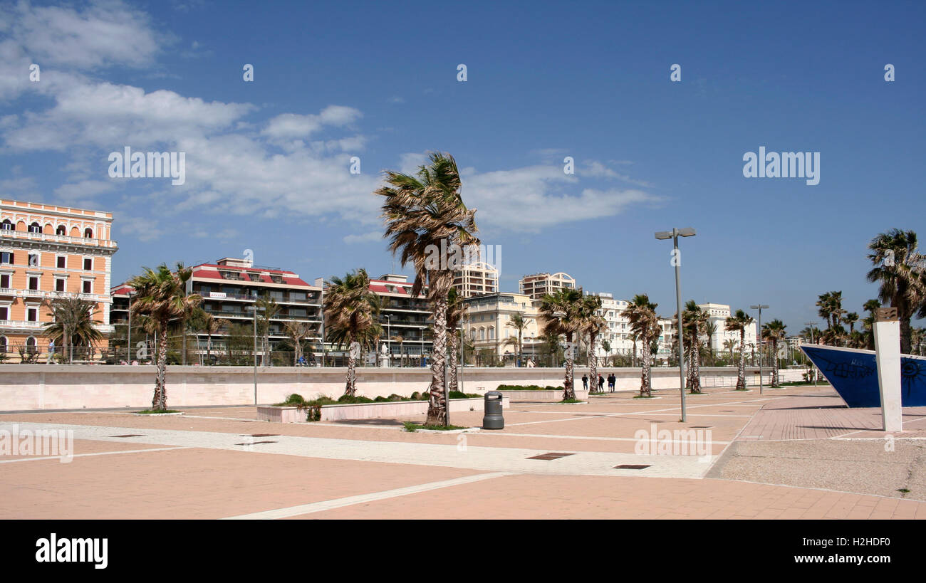 Civitavecchia-Strand mit Palmen und Gebäude Stockfoto